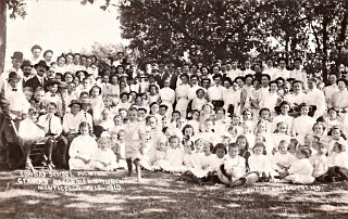 Sunday School Picnic.  German Reformed Church, Monticello, Wis, 1910.  E. D. Frautschy photo.